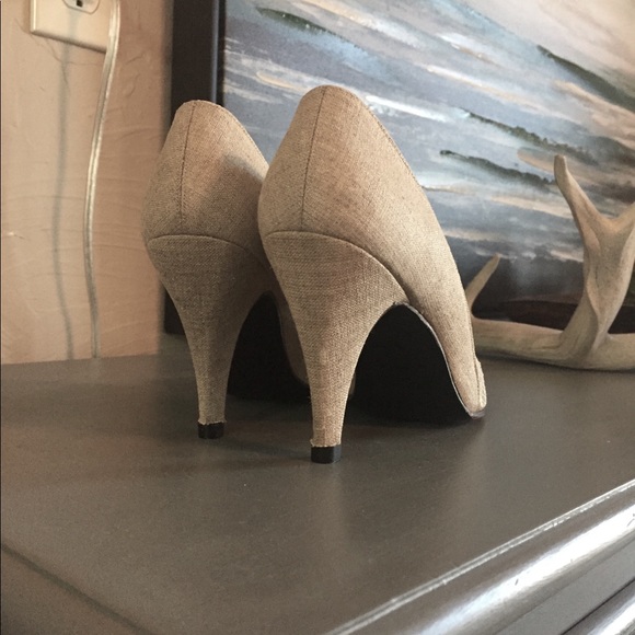 Stuart Weitzman Ecru Chantelle Lace Heels, Sz 7N - Picture 5 of 5